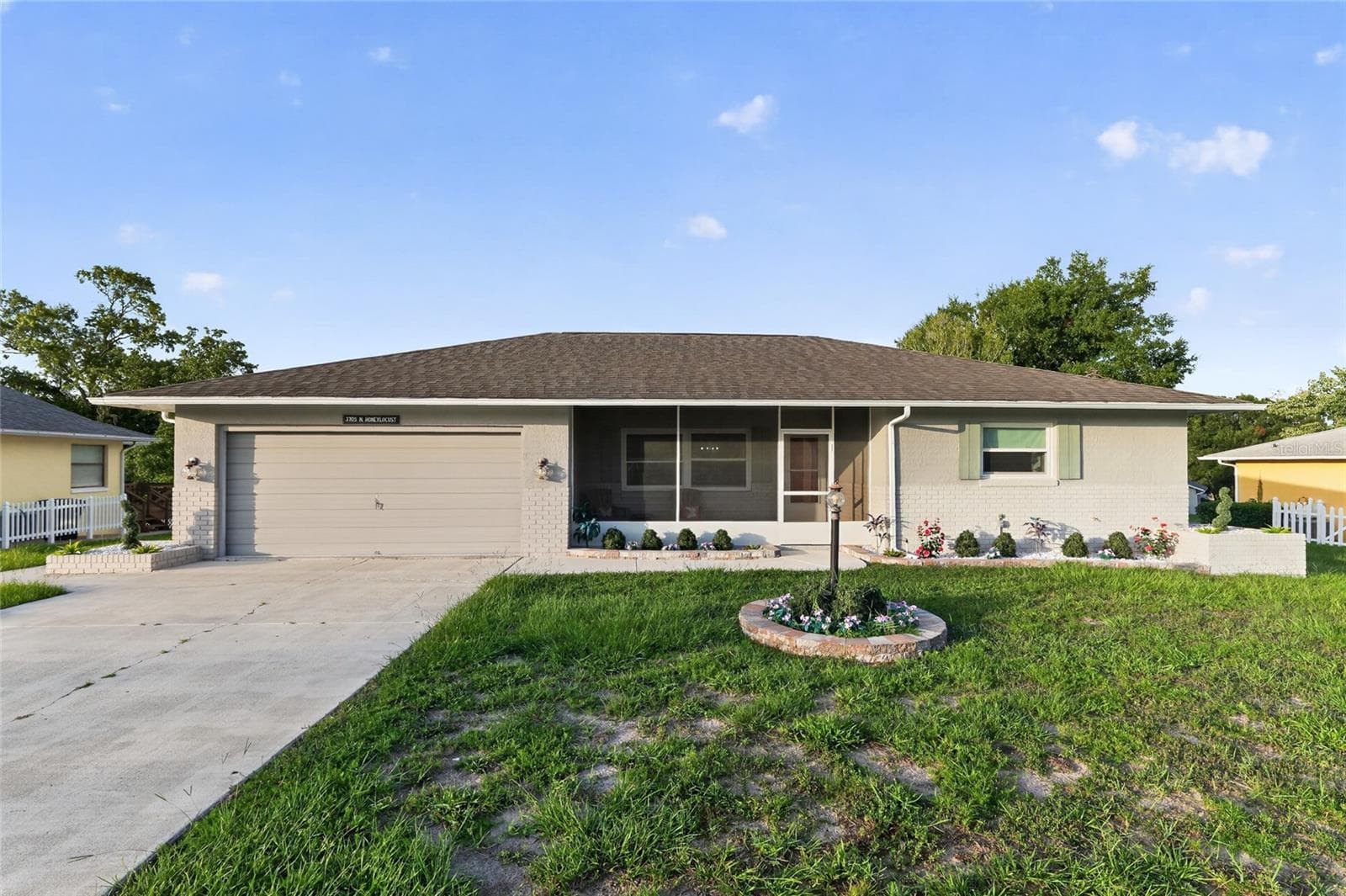 Single Family Residence at 3705 N HONEYLOCUST DR, BEVERLY HILLS, photo 4 of 66