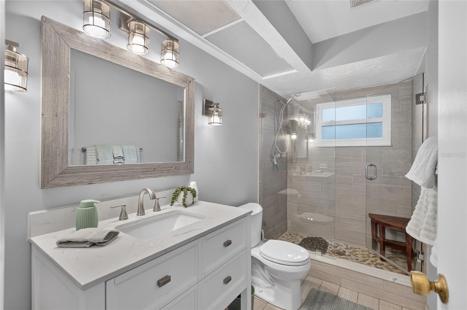 Single Family Residence at 3705 N HONEYLOCUST DR, BEVERLY HILLS, photo 39 of 66