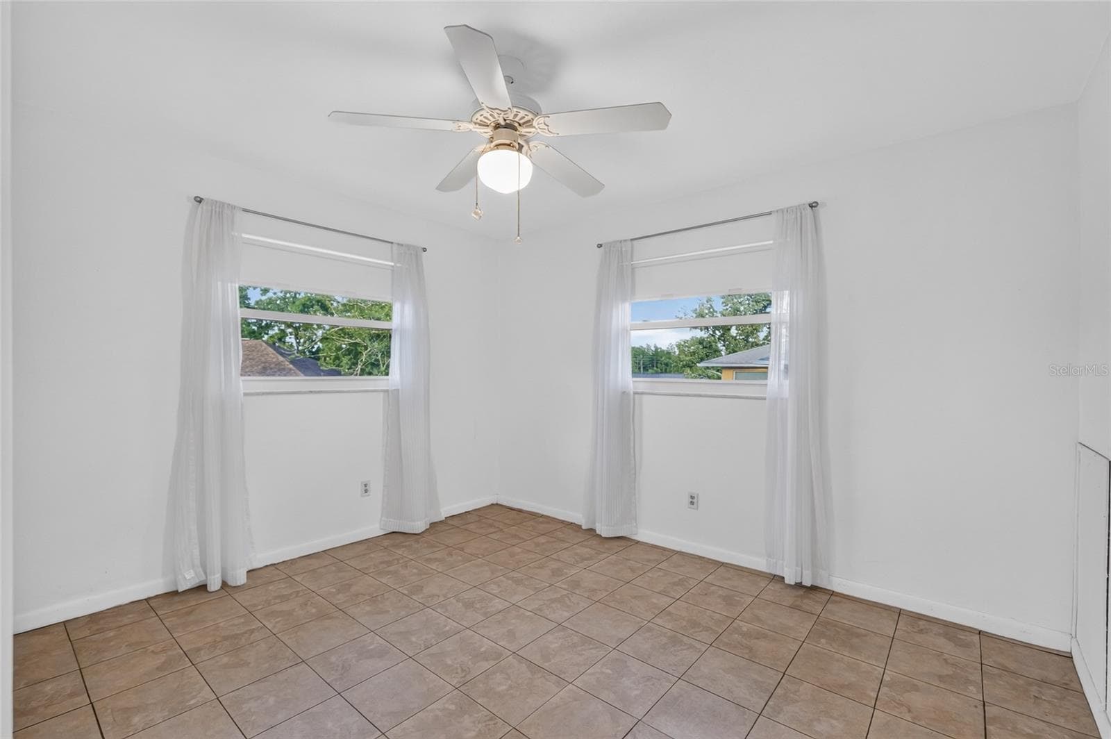 Single Family Residence at 3705 N HONEYLOCUST DR, BEVERLY HILLS, photo 42 of 66