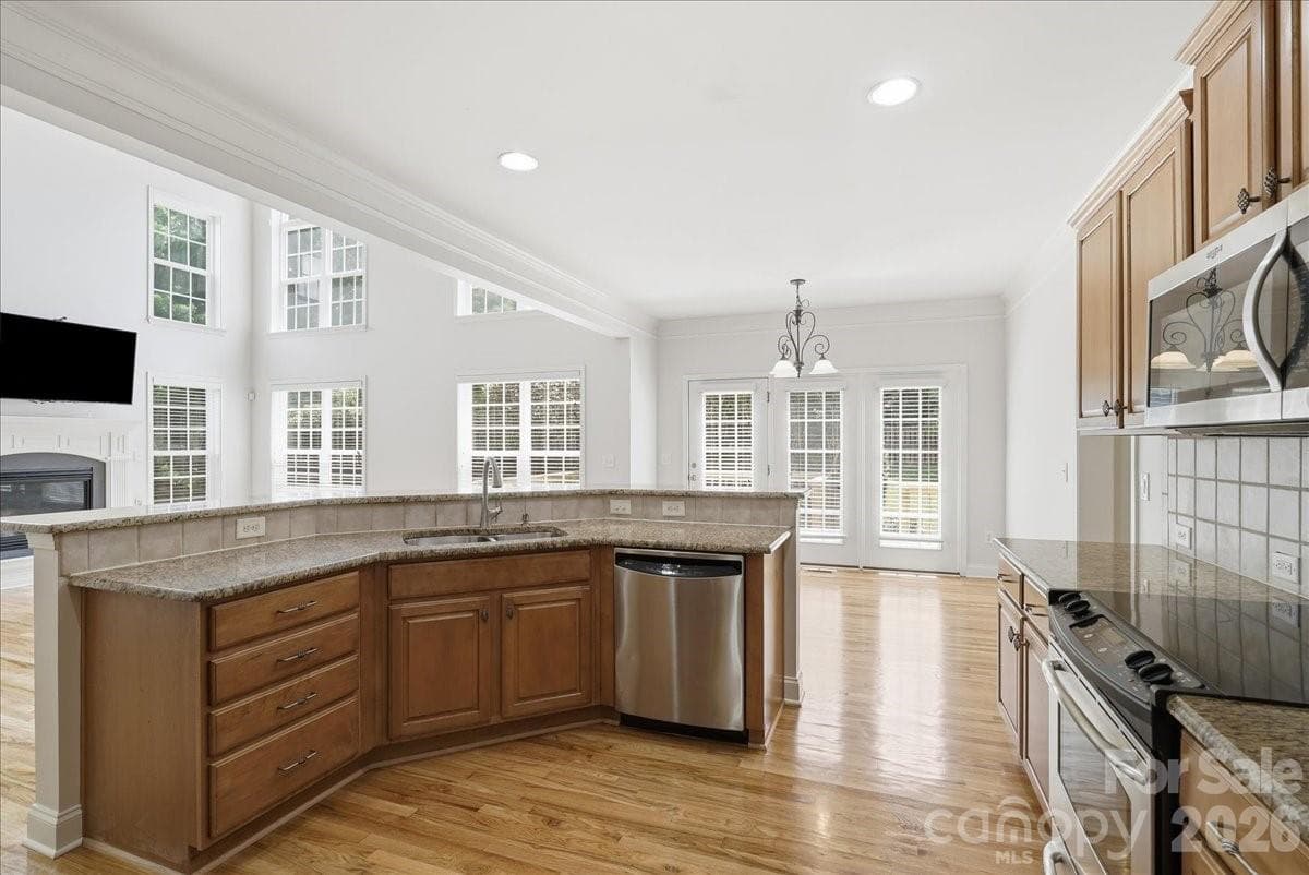 Large kitchen with breakfast bar - 6055 Latta Springs Circle, Huntersville