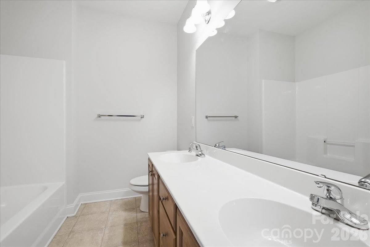 Upstairs bath with dual sinks - 6055 Latta Springs Circle, Huntersville