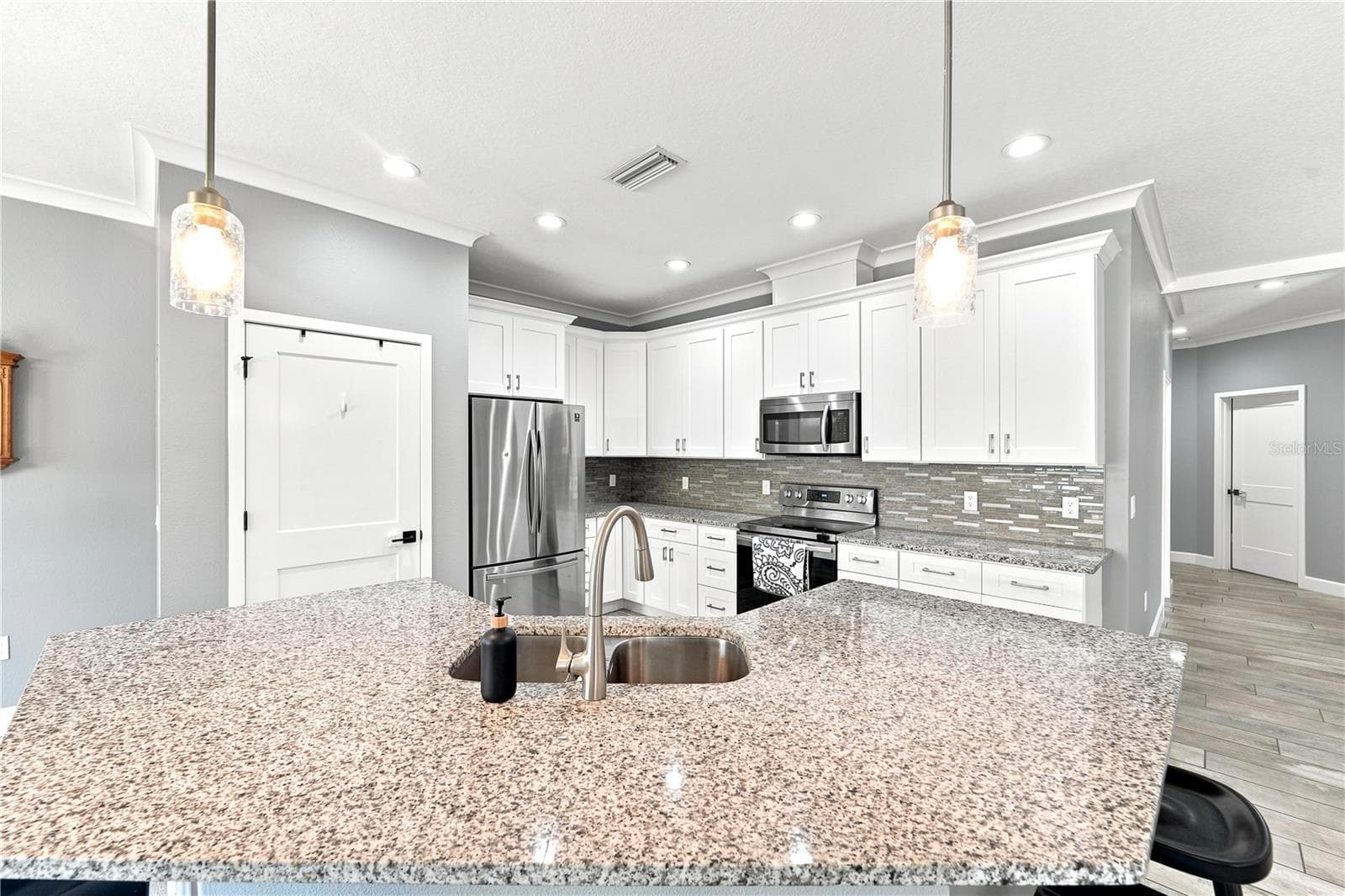 42" inch cabinets with crown molding and quartz countertops - 125 LONGWOOD DR, OSTEEN