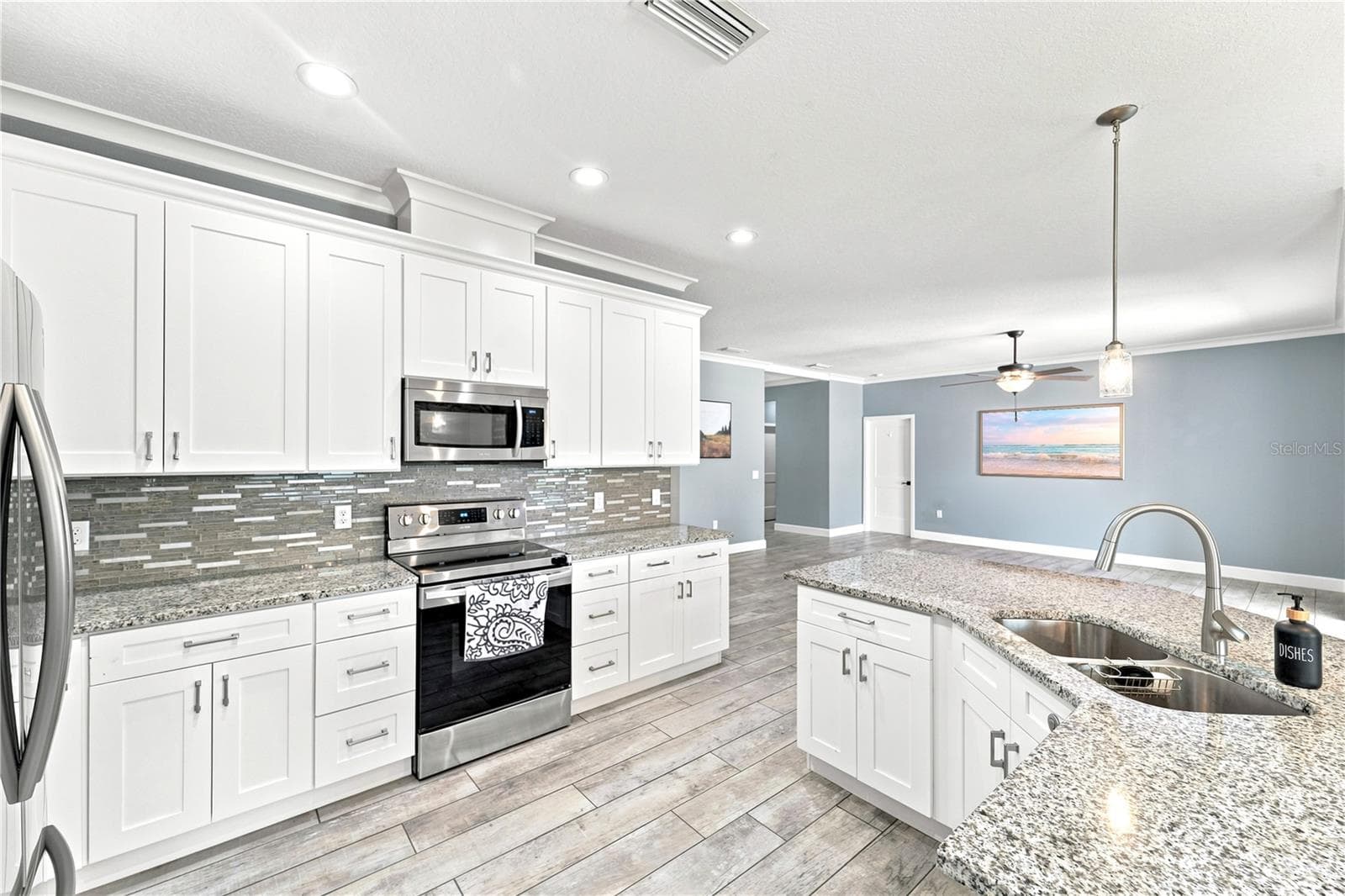 Kitchen leading into the Living Room - 125 LONGWOOD DR, OSTEEN