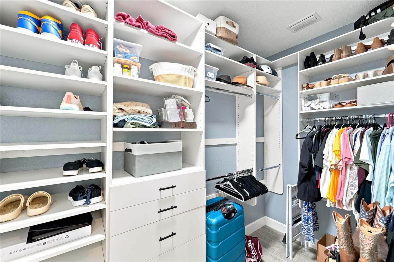 Primary Walk In Closet system. - 125 LONGWOOD DR, OSTEEN
