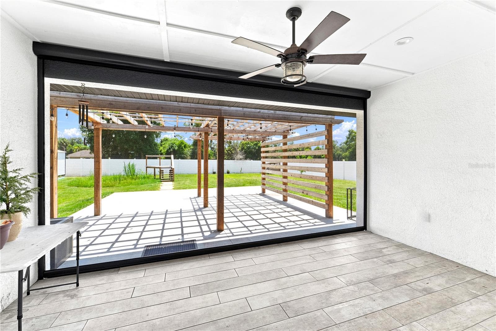 Covered Lanai with retractable screen enclosure - 125 LONGWOOD DR, OSTEEN