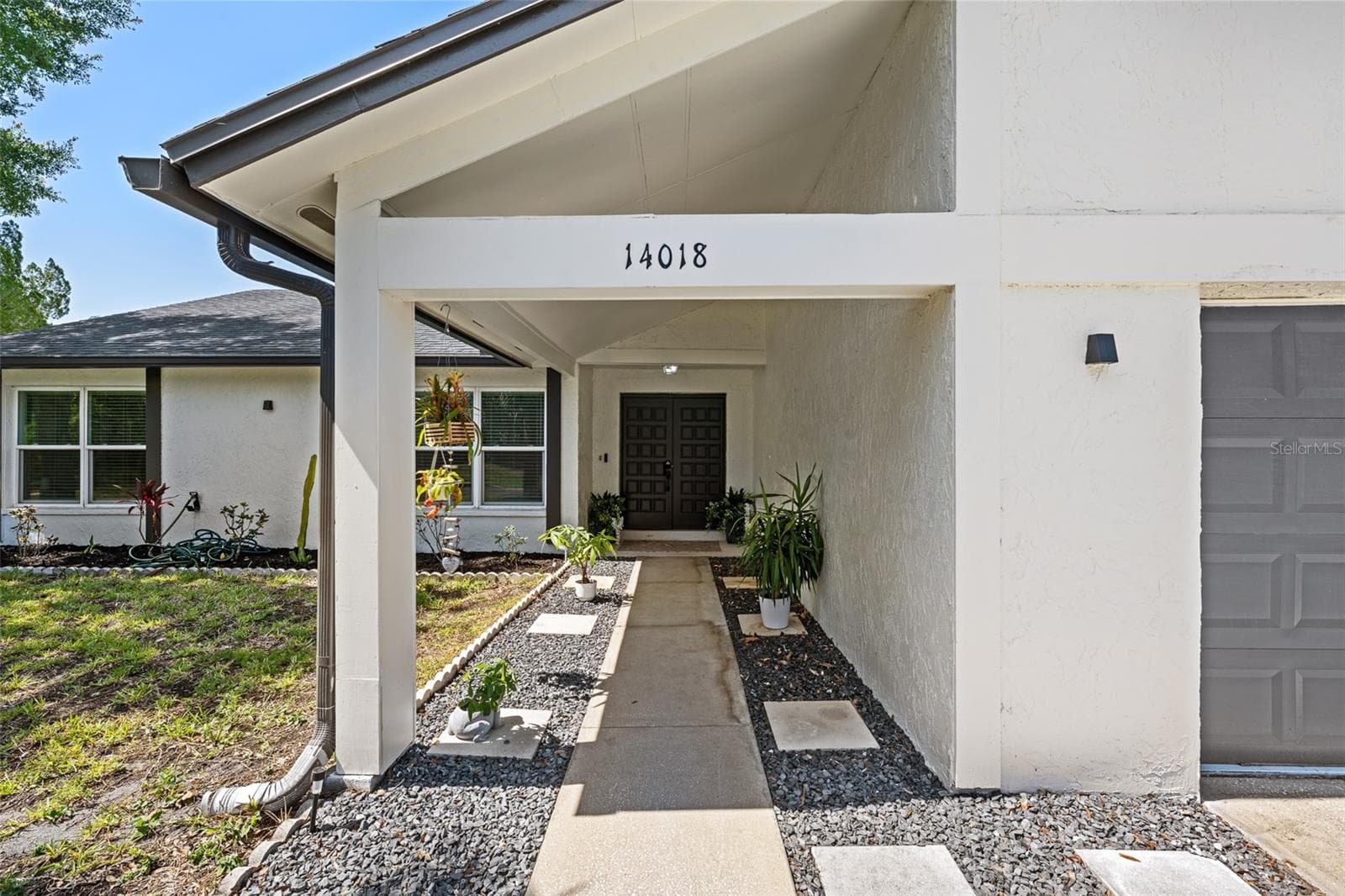 Single Family Residence at 14018 CASCADE LN, TAMPA, photo 2 of 51