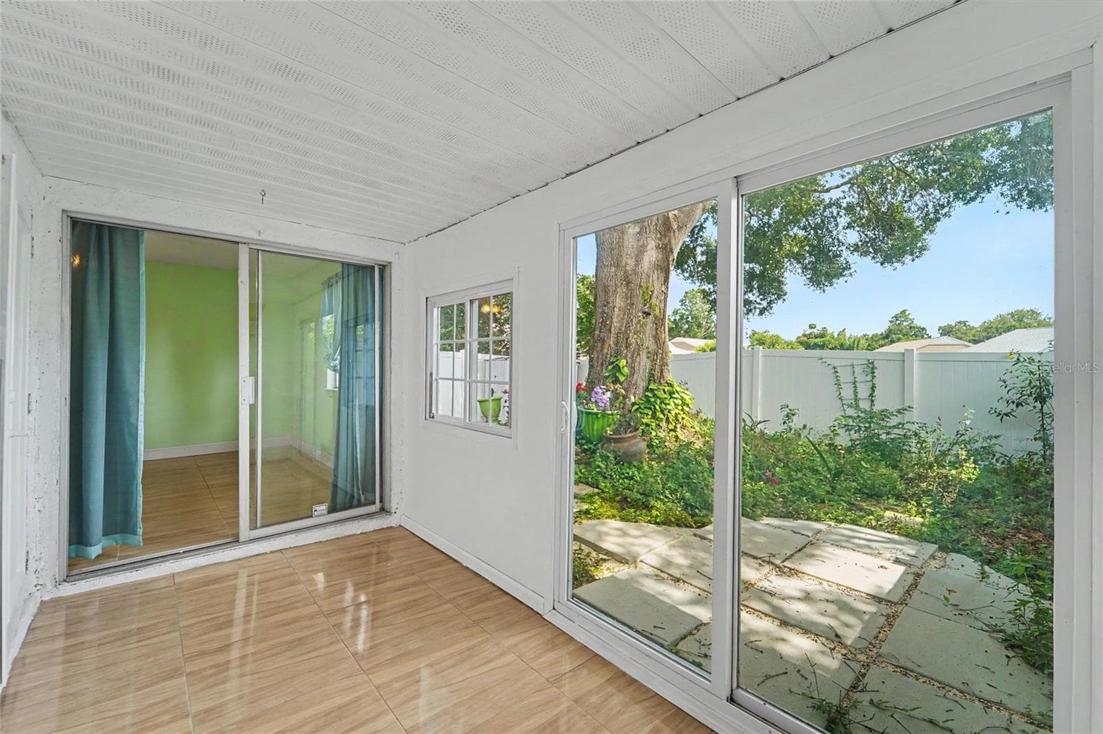 Sunroom with patio view & hurricane impact slider - 3174 PHLOX DR, PALM HARBOR