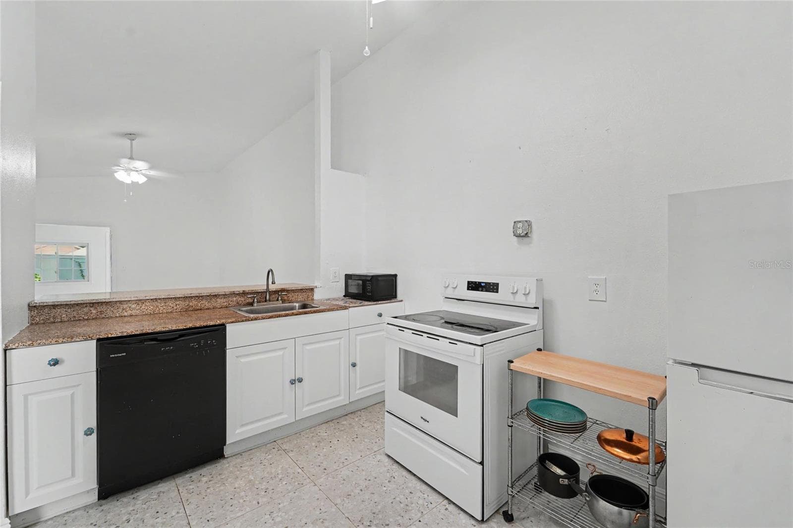Kitchen looking into Great Room - 3174 PHLOX DR, PALM HARBOR