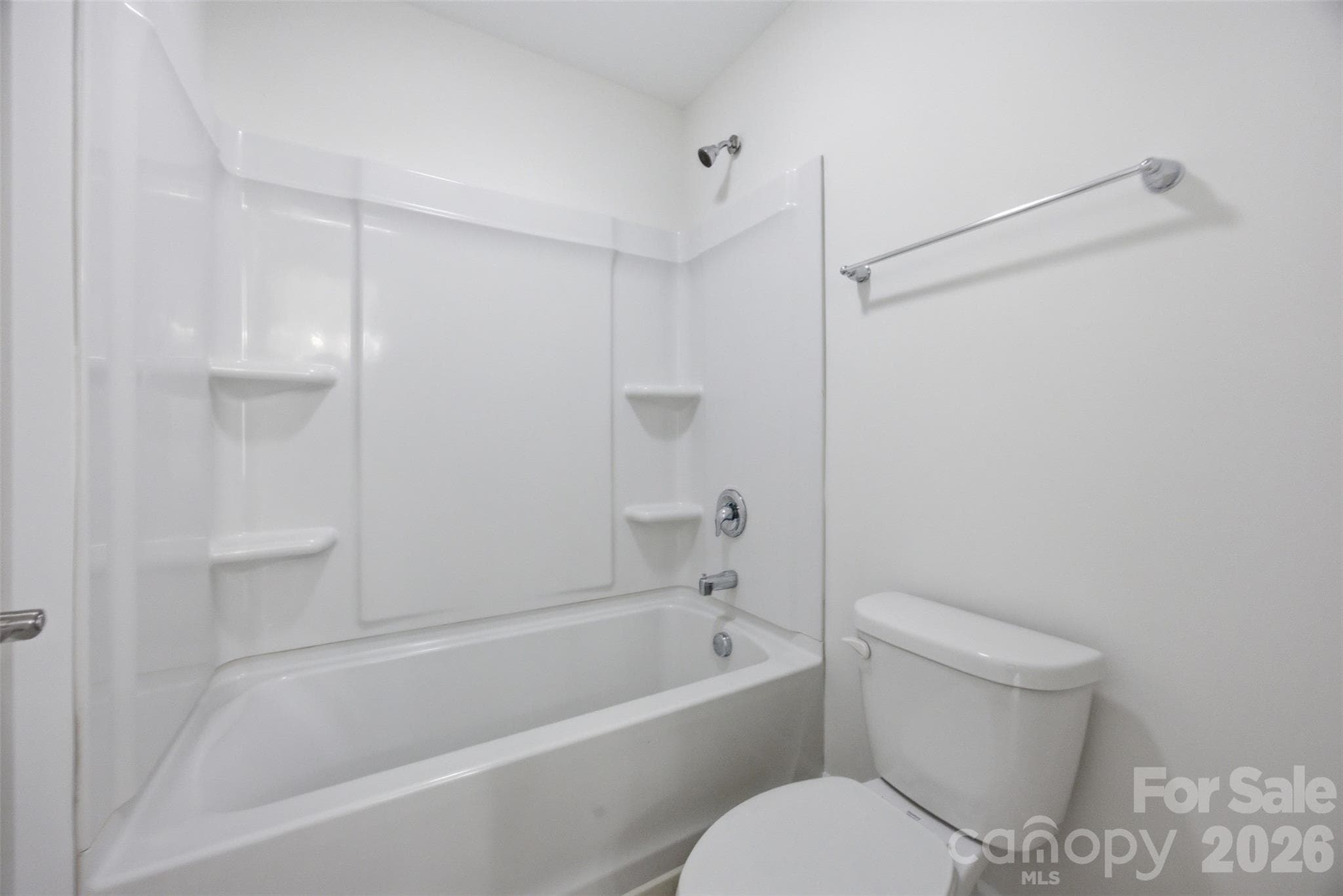 Full bathroom adjoining bedrooms 2 & 3 - 423 Fischer Road, Fort Mill