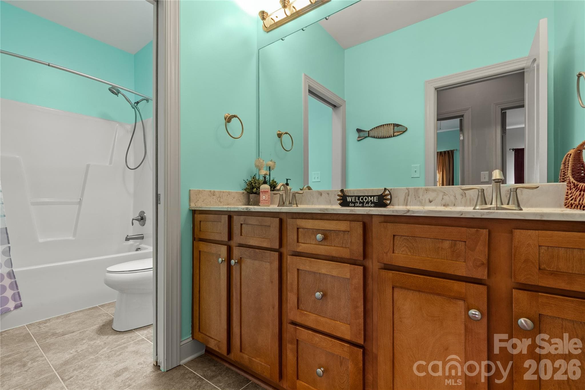 Hall bath comes equipped with dbl sinks. - 2051 Great North Road, Winnsboro