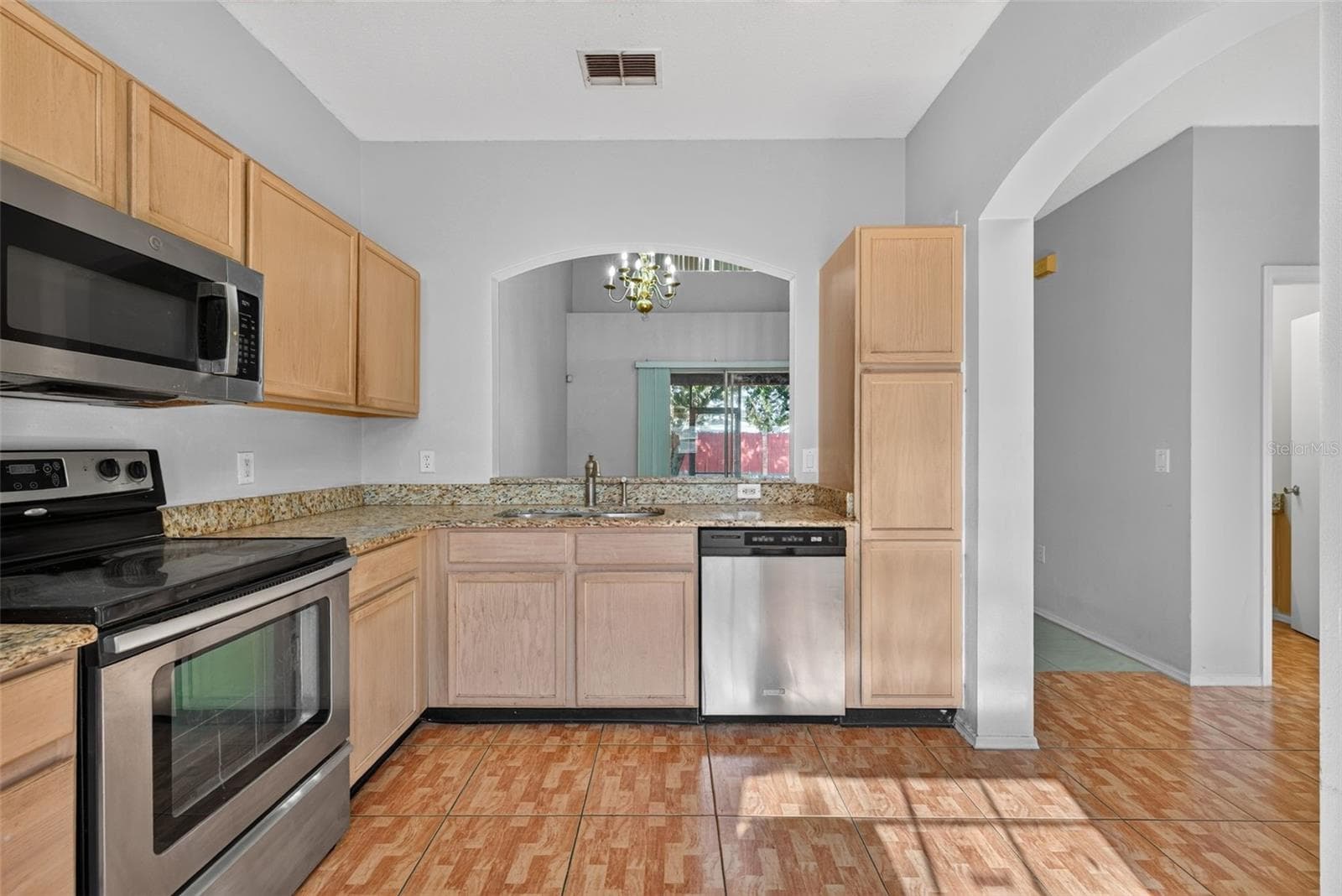 Townhouse at 13304 SUMMERTON DR, ORLANDO, photo 9 of 54