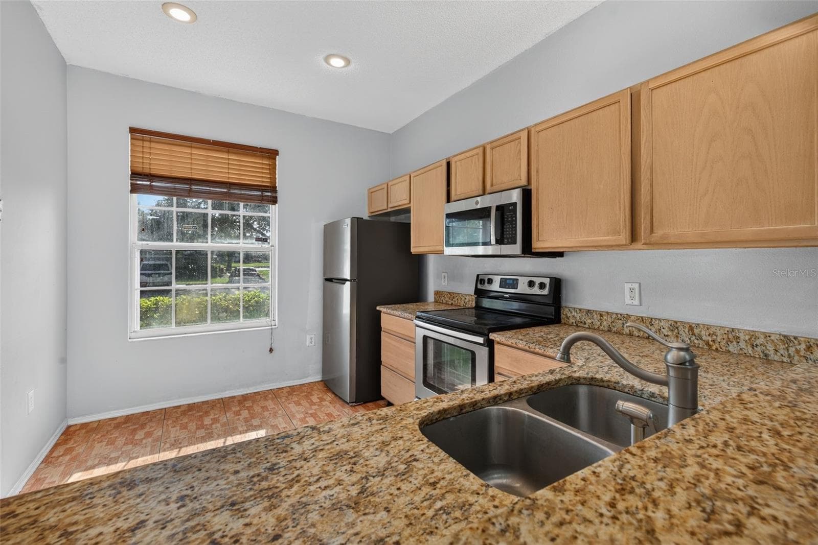 Townhouse at 13304 SUMMERTON DR, ORLANDO, photo 11 of 54