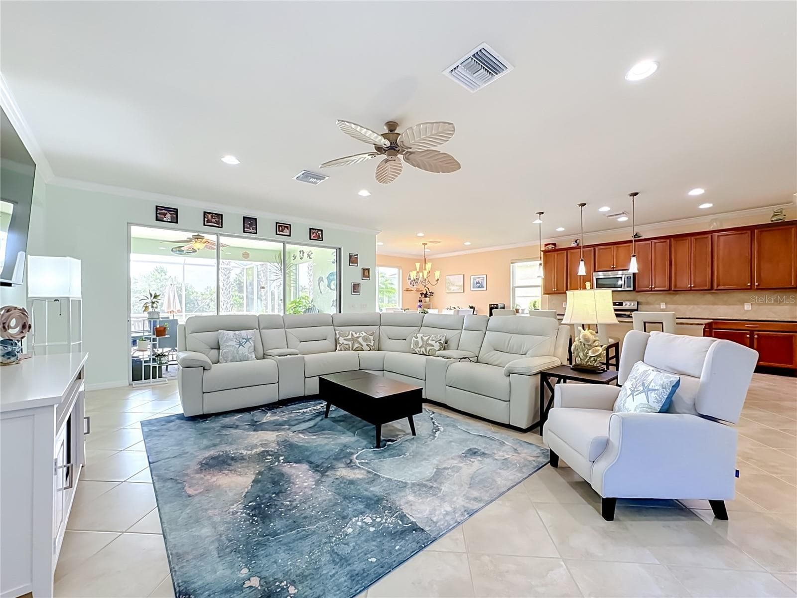 Bright Open-Concept Great Room - 6149 ABACO DR, SARASOTA