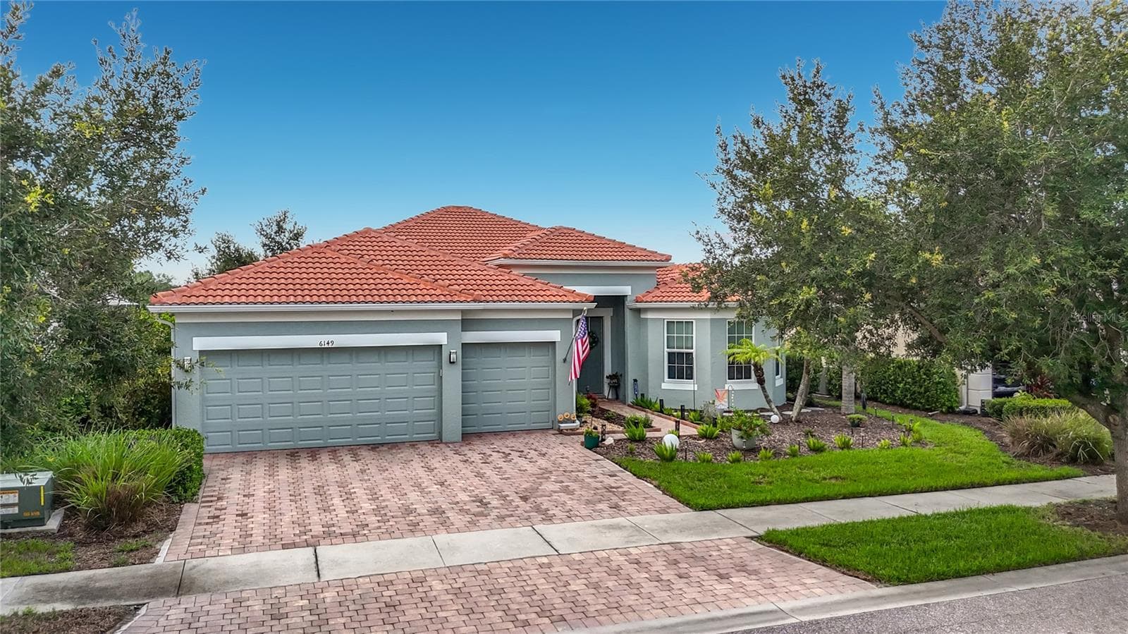 Beautifully Maintained Front Exterior - 6149 ABACO DR, SARASOTA