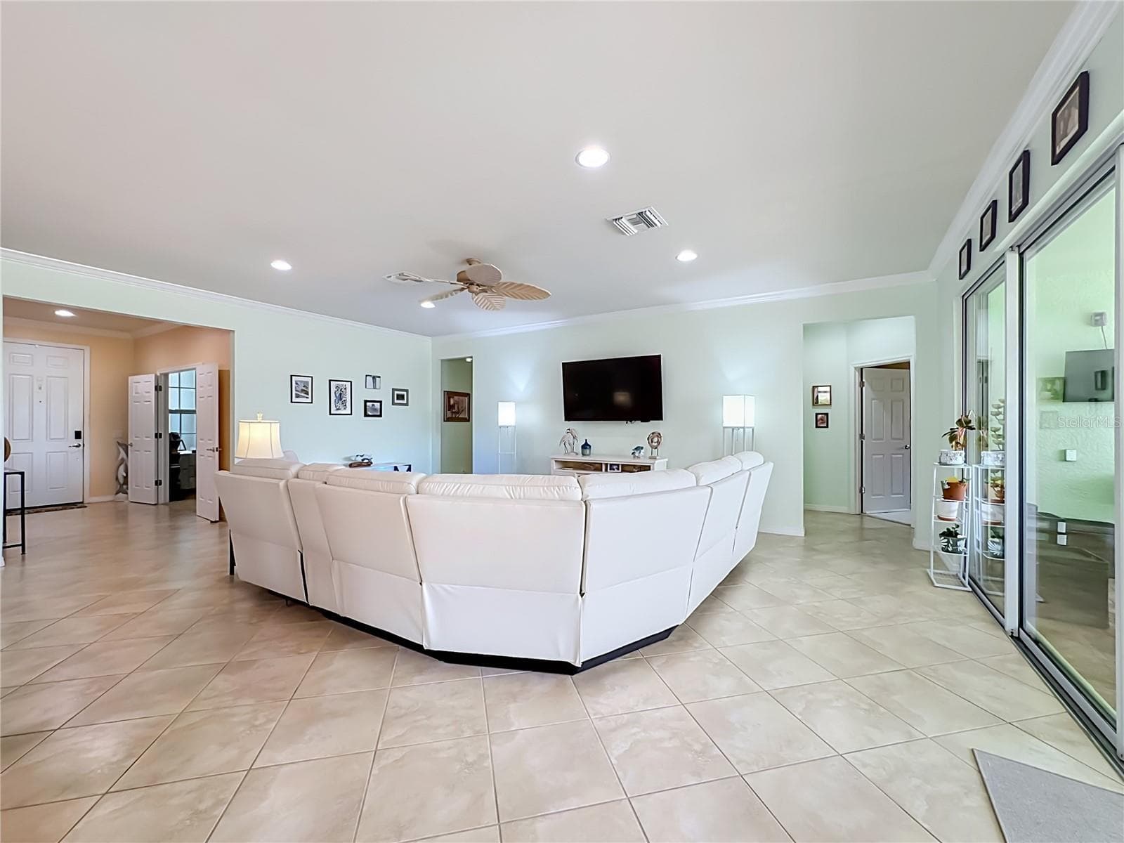 Open Living Area with Lanai Access - 6149 ABACO DR, SARASOTA