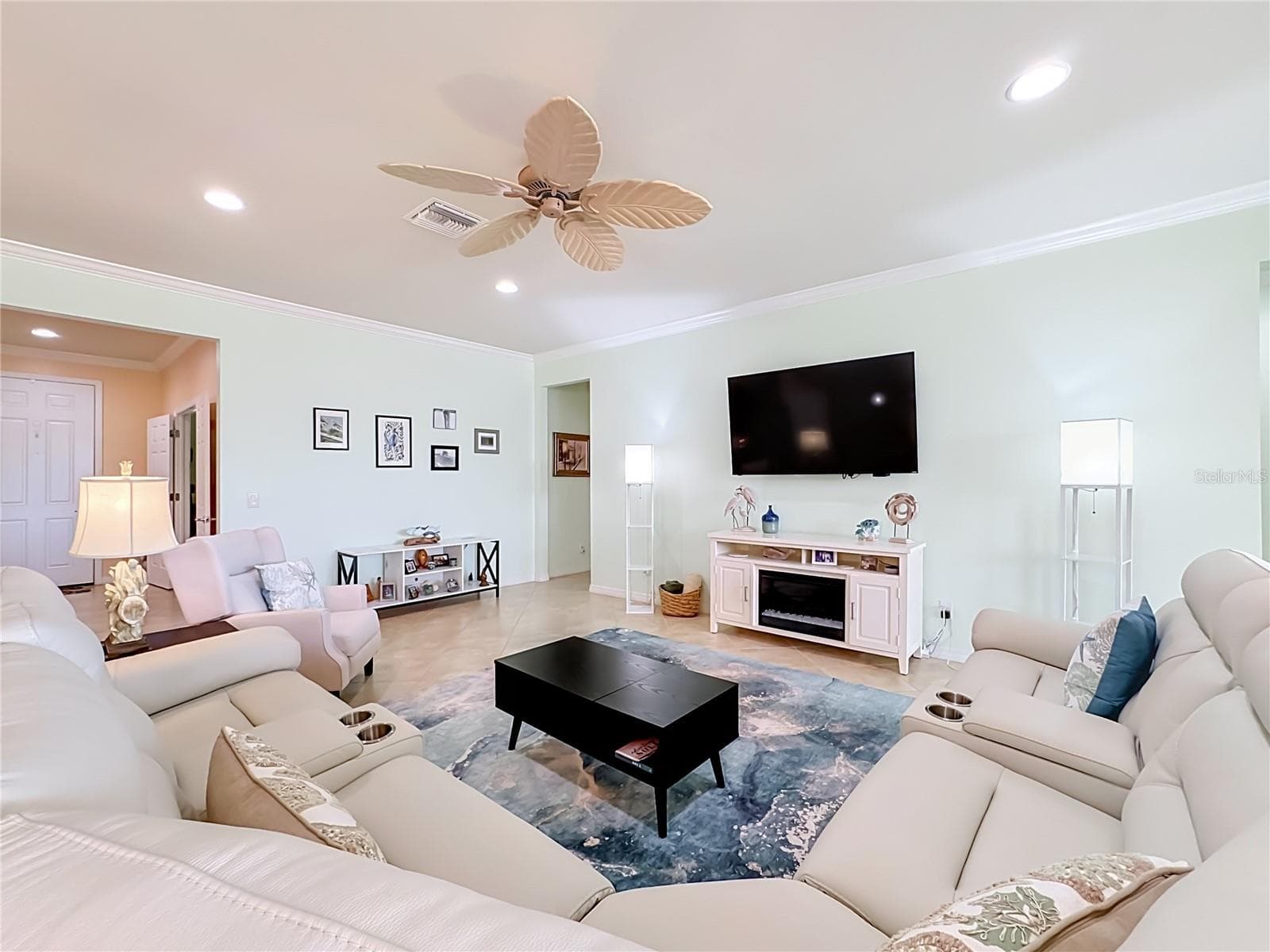 Comfortable Great Room with Feature Wall - 6149 ABACO DR, SARASOTA