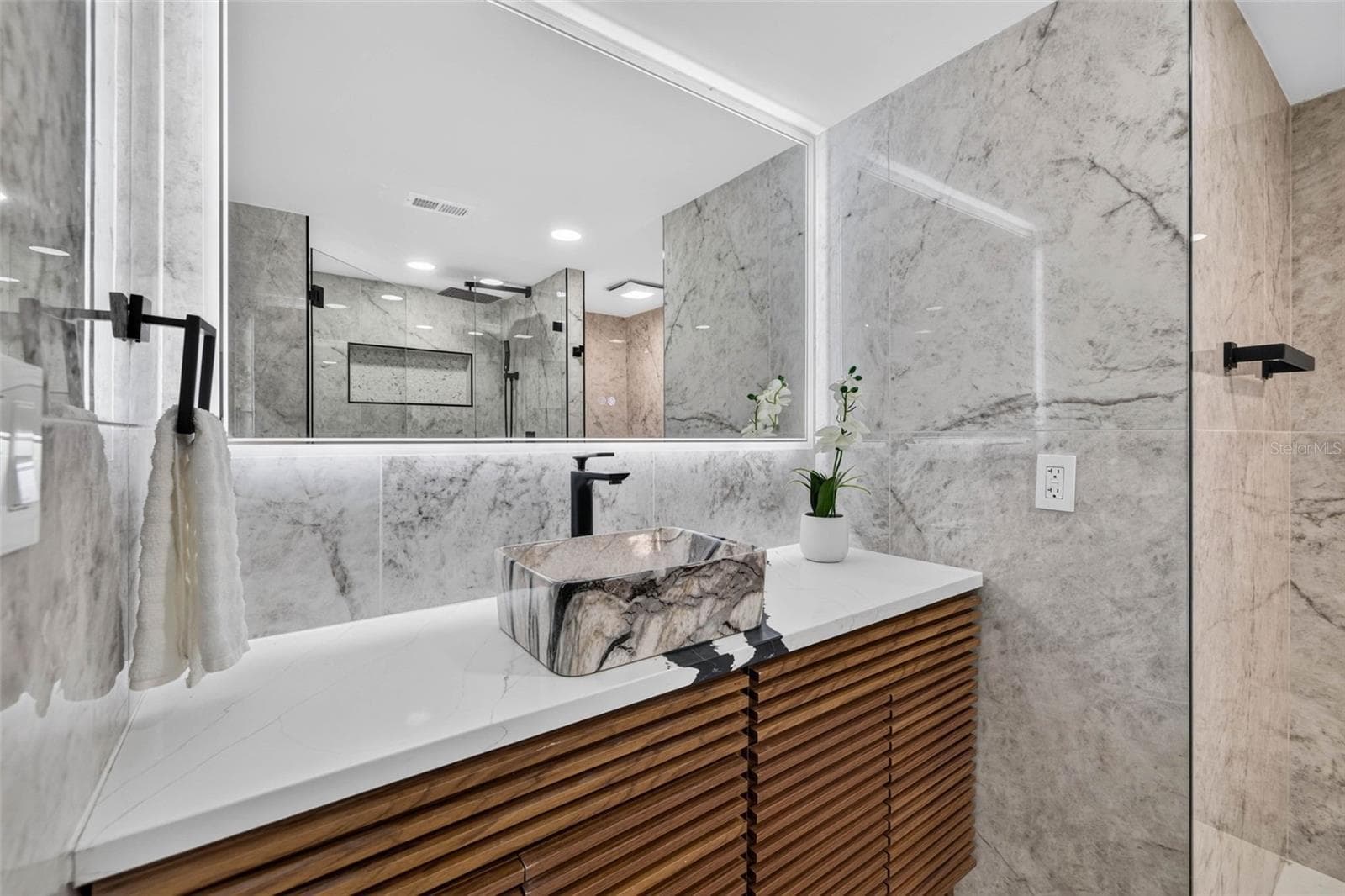 Guest Bathroom - 100 OAKMONT LN #204, BELLEAIR