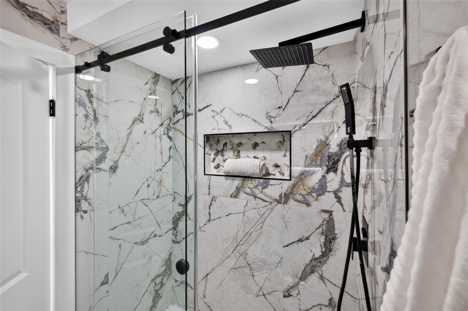 Guest Bathroom - 100 OAKMONT LN #204, BELLEAIR