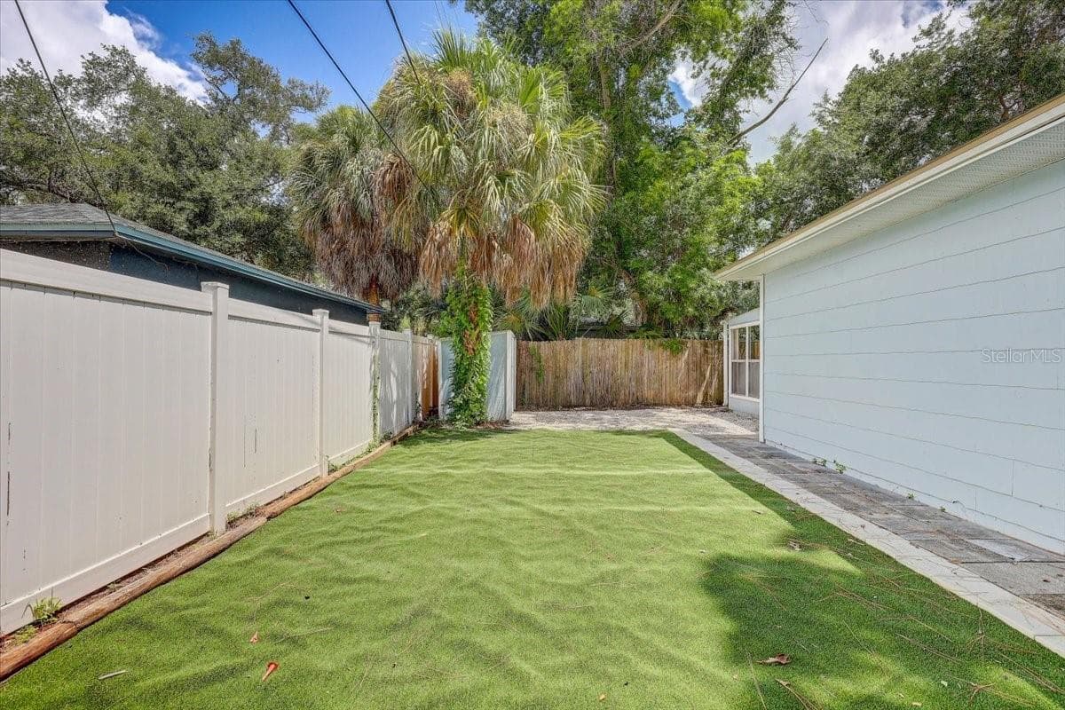 Low maintenance Backyard with turf - 2901 DR MARTIN LUTHER KING JR ST S, ST PETERSBURG