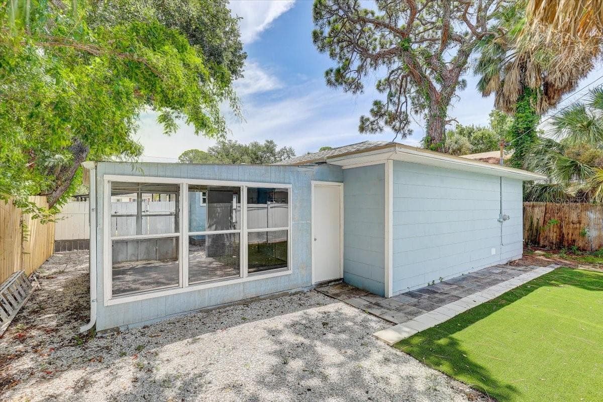 Low maintenance Backyard with turf - 2901 DR MARTIN LUTHER KING JR ST S, ST PETERSBURG