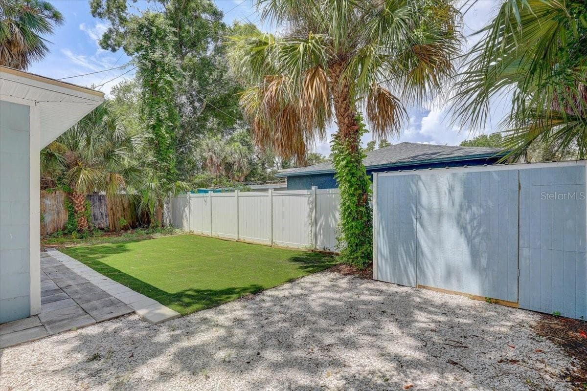 Low maintenance Backyard with turf - 2901 DR MARTIN LUTHER KING JR ST S, ST PETERSBURG