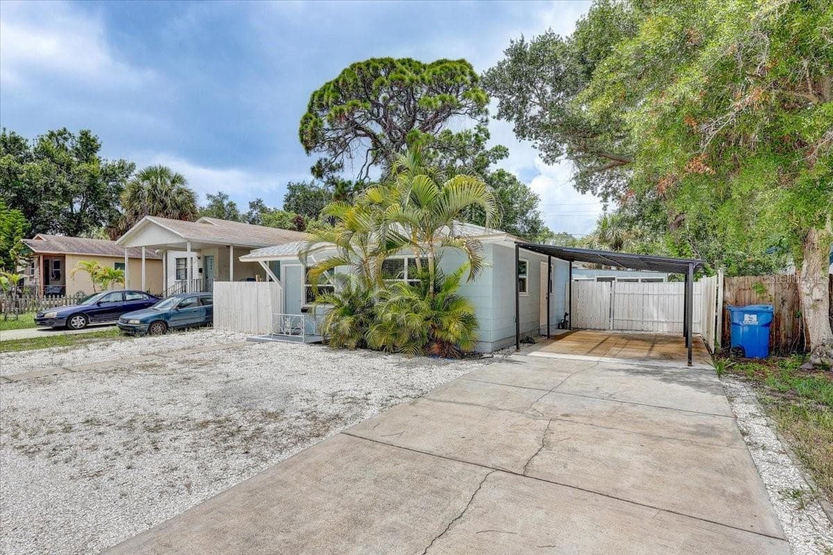 Front low maintenance yard - 2901 DR MARTIN LUTHER KING JR ST S, ST PETERSBURG