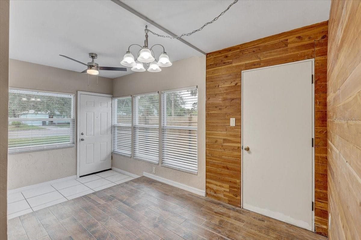 Front foyer/living room - 2901 DR MARTIN LUTHER KING JR ST S, ST PETERSBURG