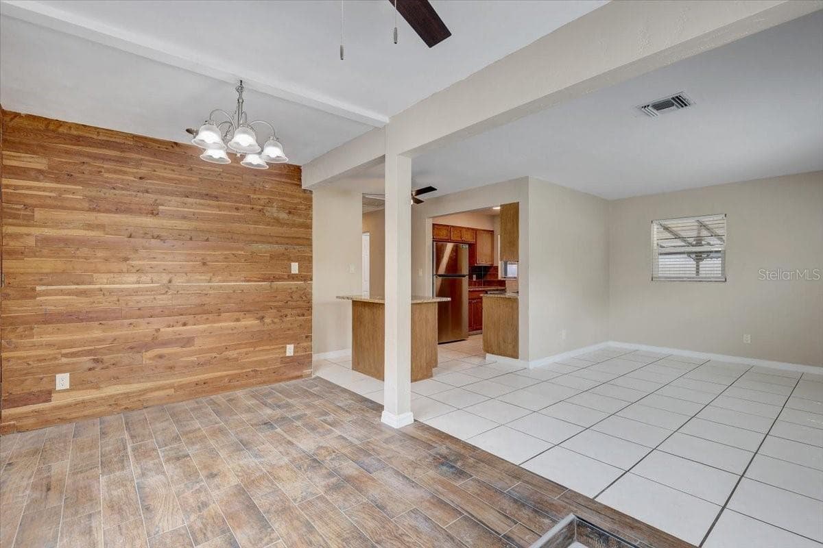 Front foyer/living room - 2901 DR MARTIN LUTHER KING JR ST S, ST PETERSBURG