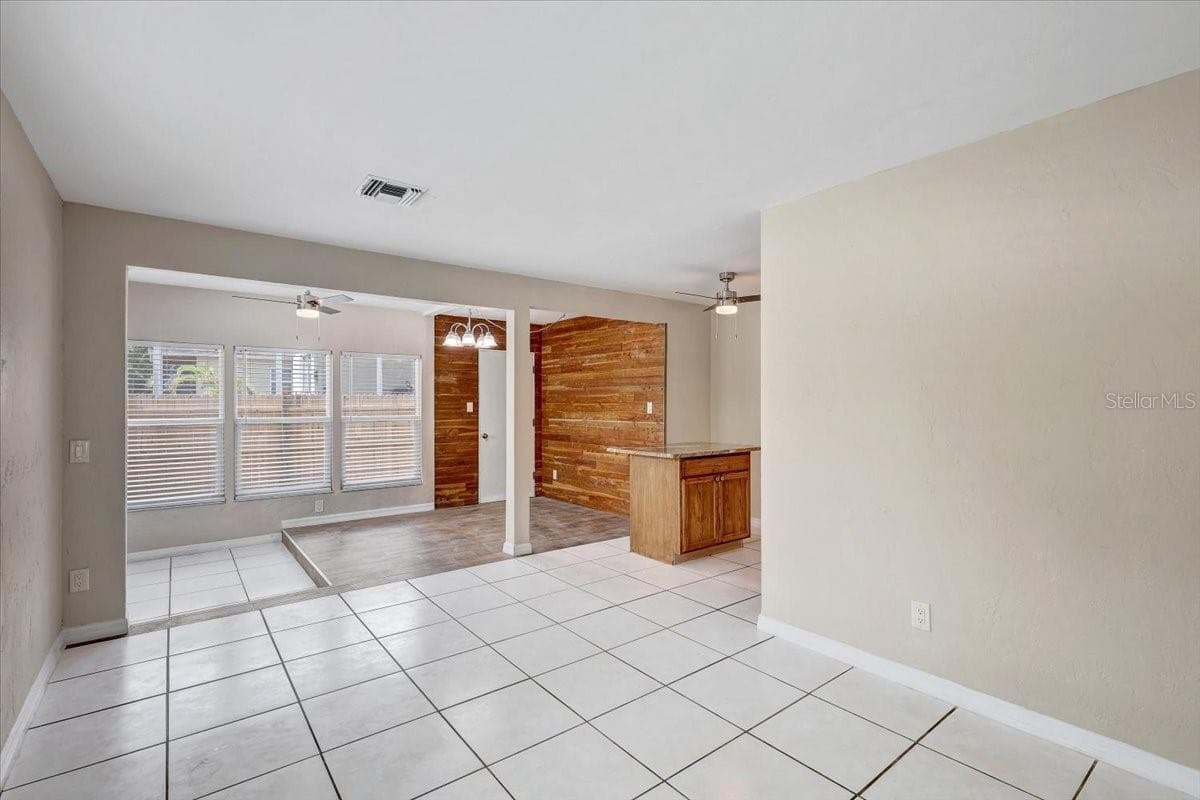 Front foyer/living room - 2901 DR MARTIN LUTHER KING JR ST S, ST PETERSBURG