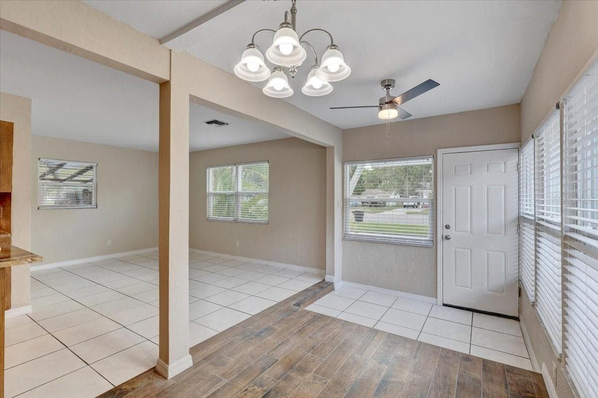 Front foyer/living room - 2901 DR MARTIN LUTHER KING JR ST S, ST PETERSBURG