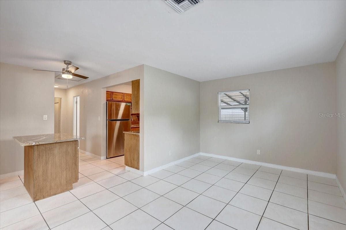 Front foyer/living room - 2901 DR MARTIN LUTHER KING JR ST S, ST PETERSBURG