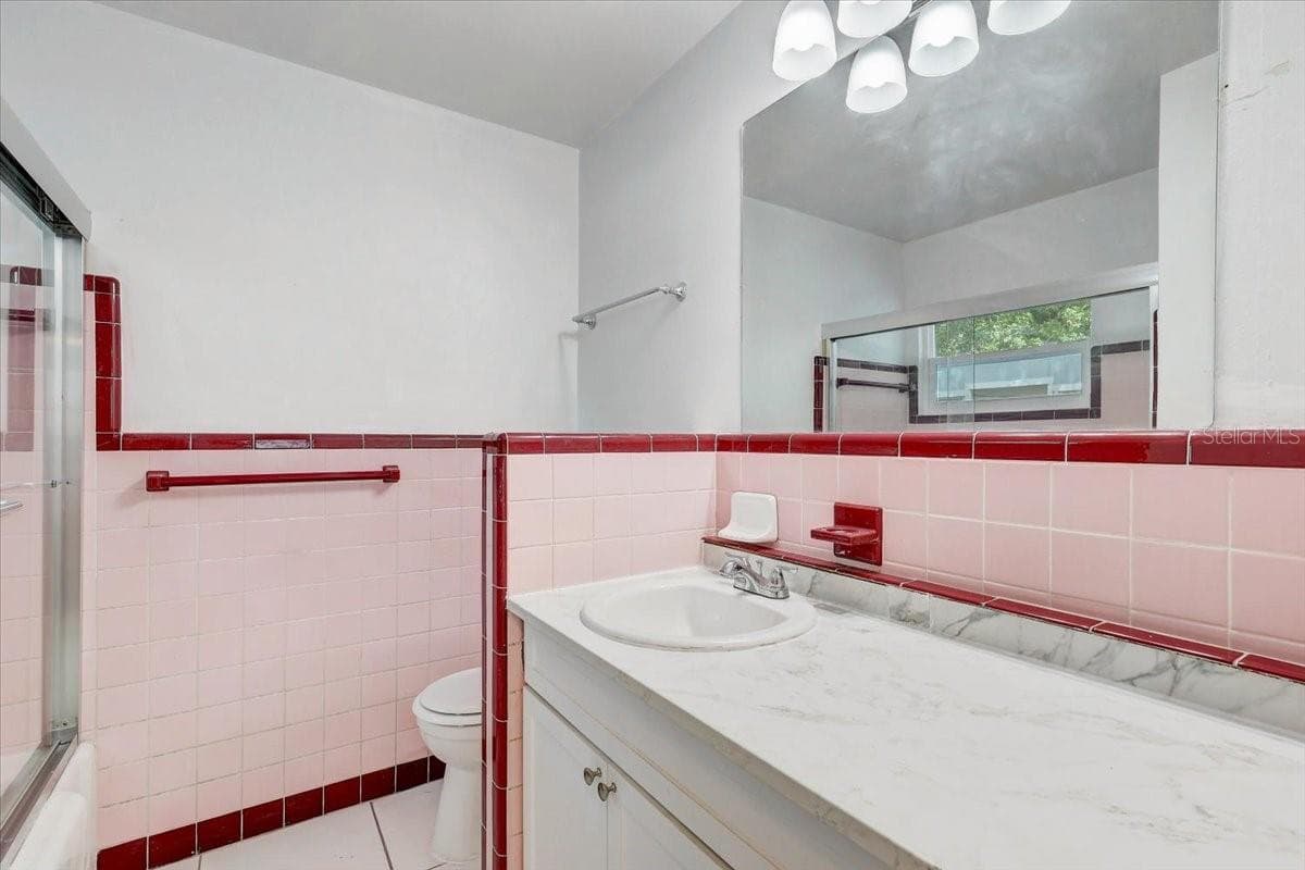 Hall bathroom with extra large vanity - 2901 DR MARTIN LUTHER KING JR ST S, ST PETERSBURG