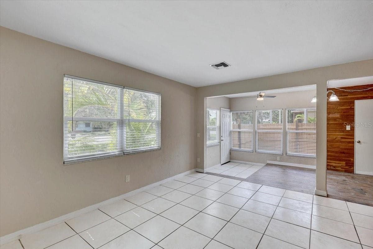 Front foyer/living room - 2901 DR MARTIN LUTHER KING JR ST S, ST PETERSBURG