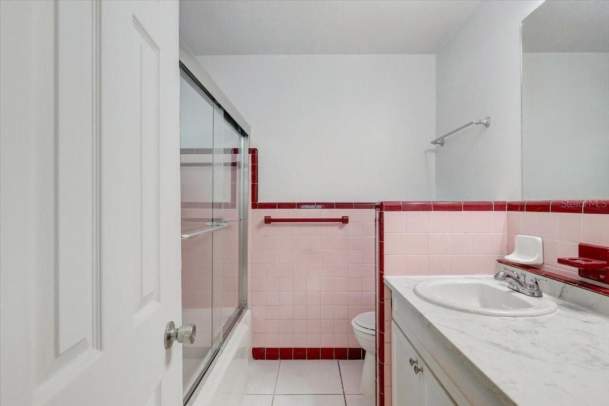 Hall bathroom - 2901 DR MARTIN LUTHER KING JR ST S, ST PETERSBURG