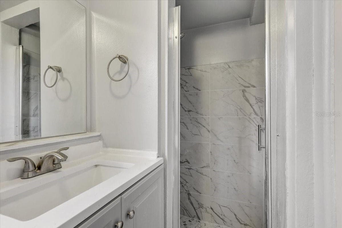 Primary en-suite bathroom - 2901 DR MARTIN LUTHER KING JR ST S, ST PETERSBURG