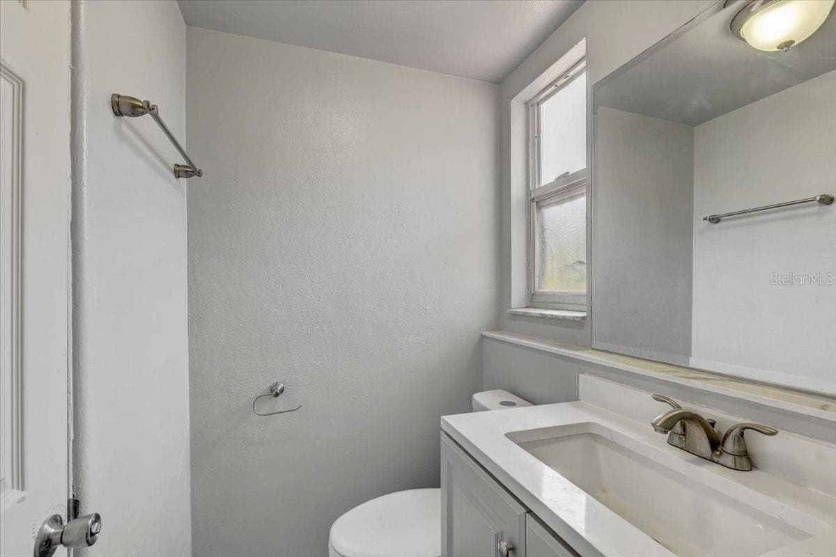 Primary en-suite bathroom - 2901 DR MARTIN LUTHER KING JR ST S, ST PETERSBURG