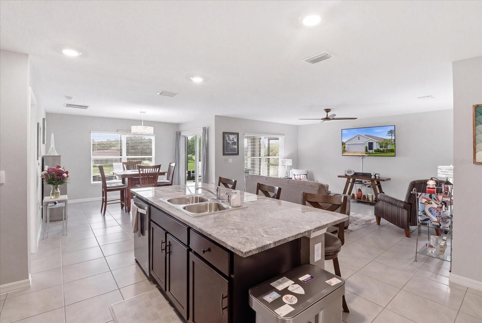 Single Family Residence at 410 W PUTTING GREEN CT, BEVERLY HILLS, photo 24 of 50