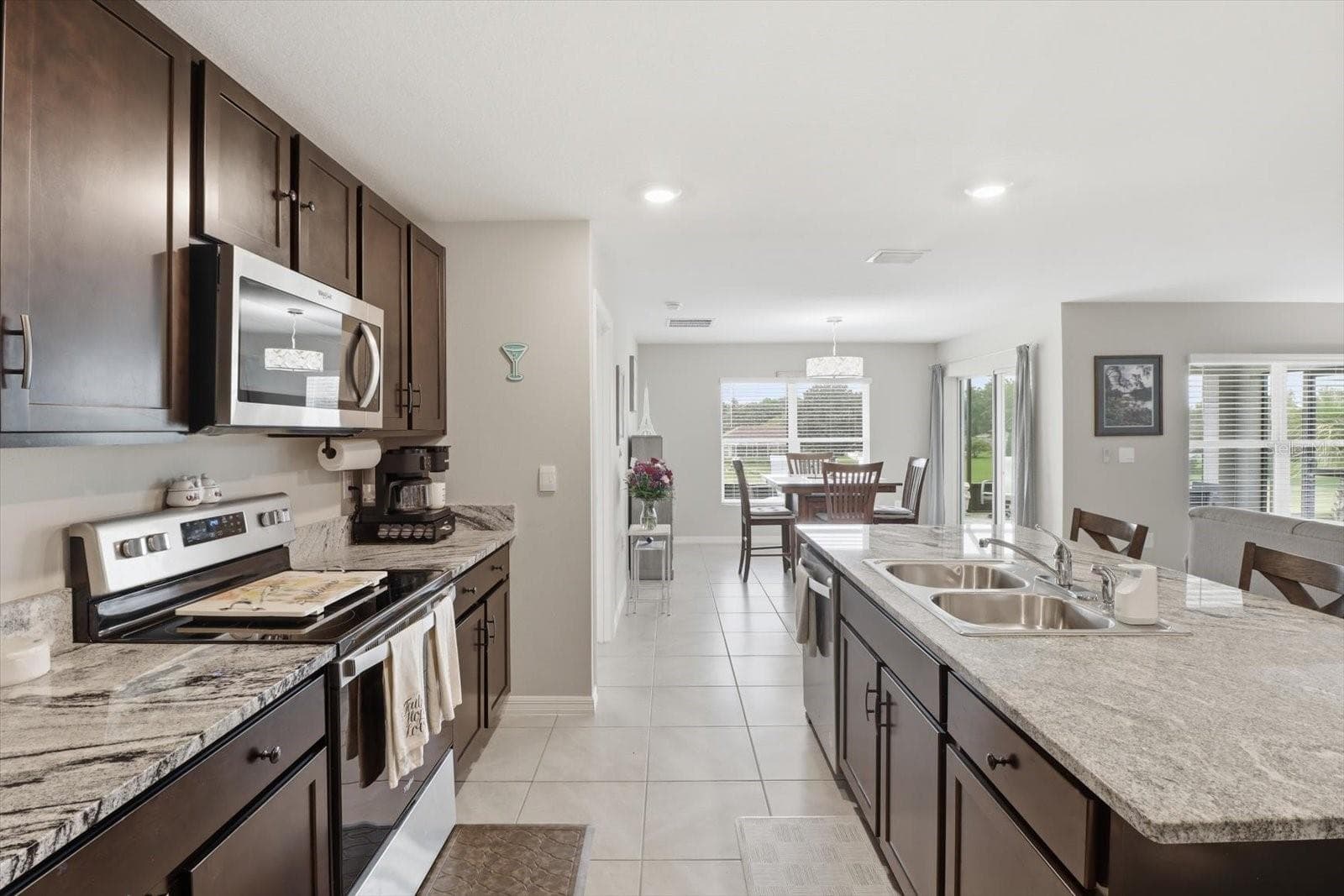 Single Family Residence at 410 W PUTTING GREEN CT, BEVERLY HILLS, photo 25 of 50