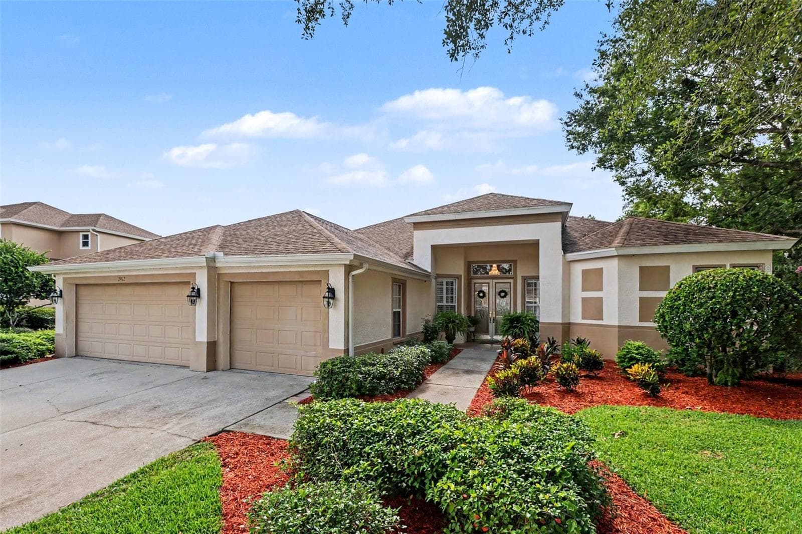 Welcoming front entrance - 2912 HAMPTON PLACE CT, PLANT CITY