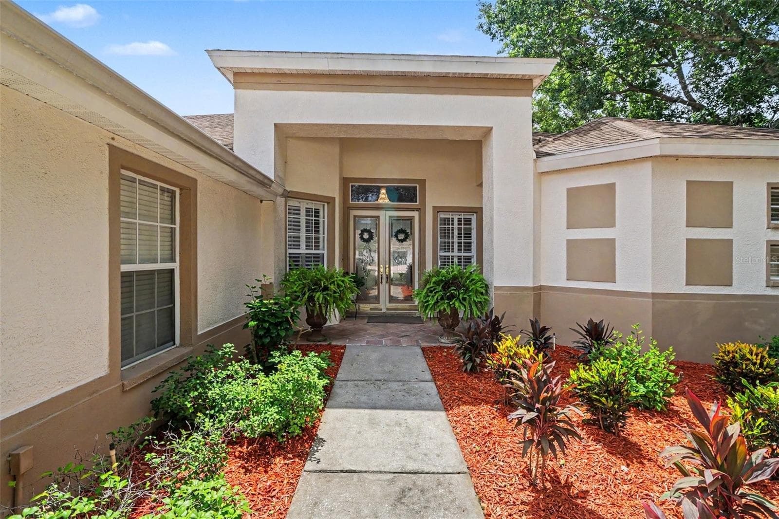 Double Mahogany lead glass front doors - 2912 HAMPTON PLACE CT, PLANT CITY