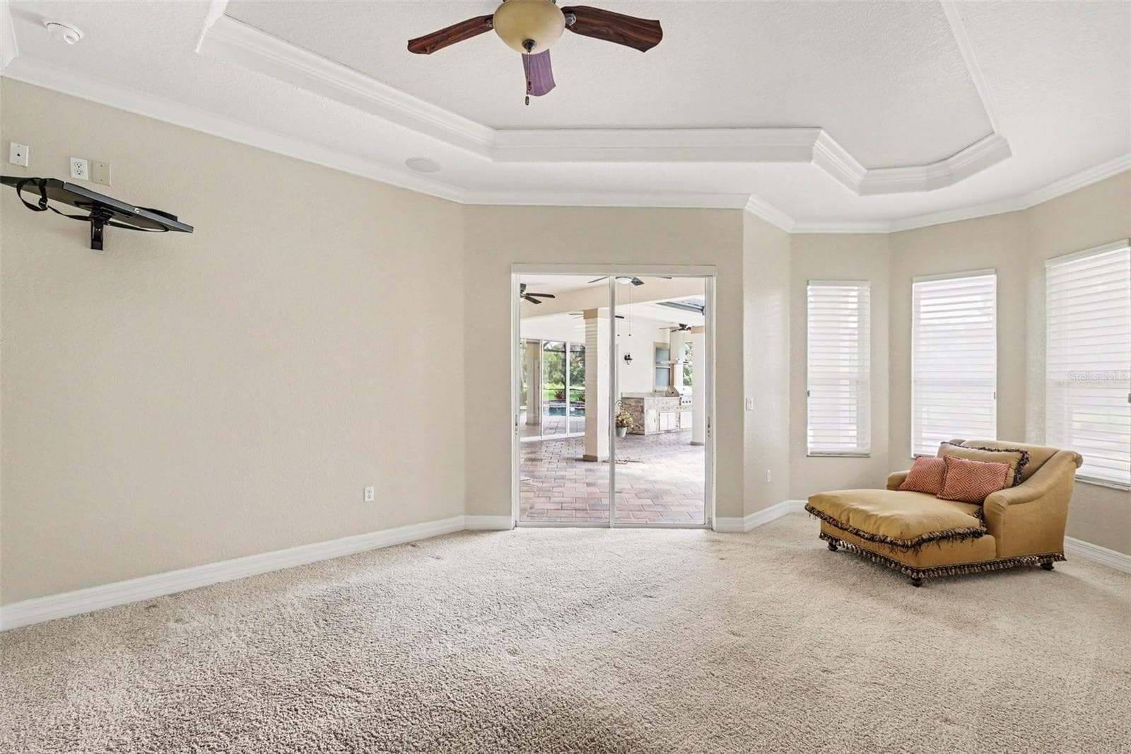 Primary bedroom sliders open to lanai and pool area - 2912 HAMPTON PLACE CT, PLANT CITY