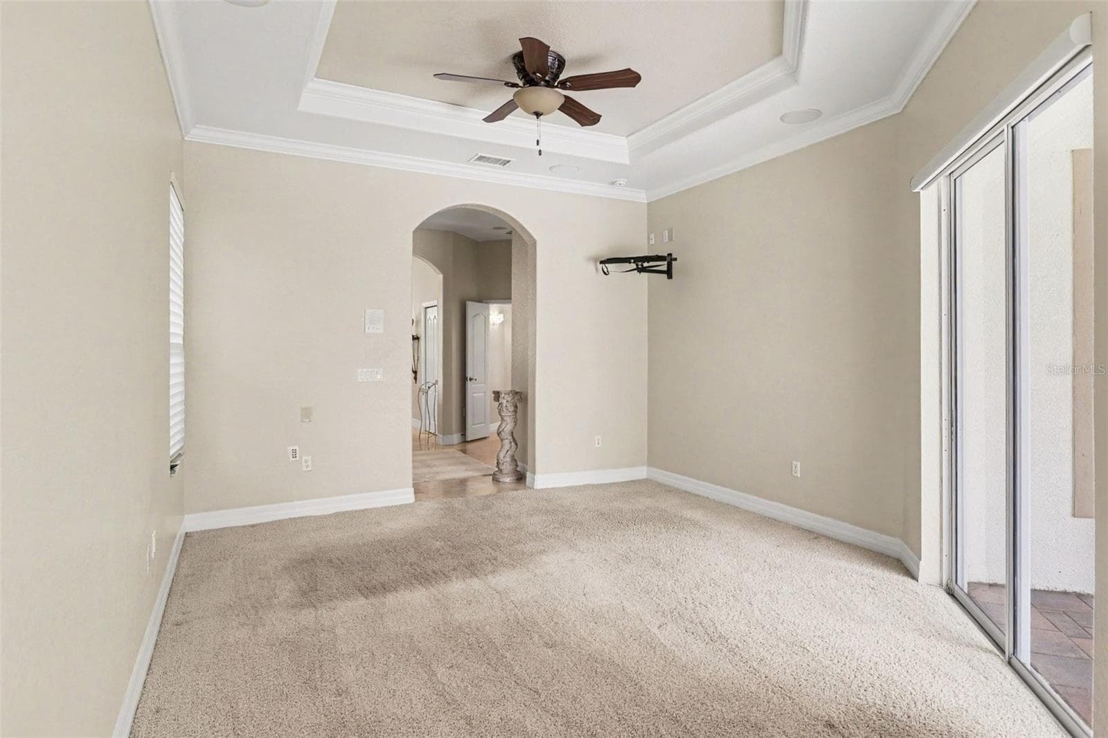 Primary bedroom features tray ceiling with crown molding - 2912 HAMPTON PLACE CT, PLANT CITY