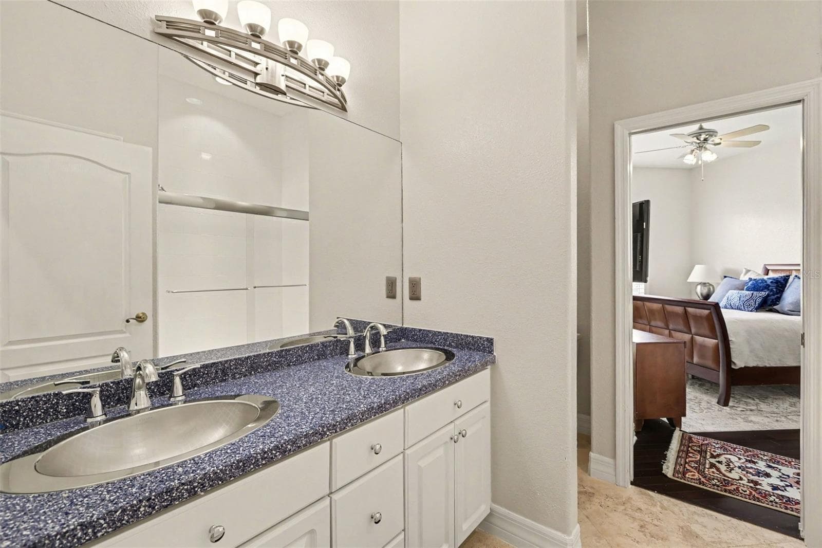 Guest bath with double sinks - 2912 HAMPTON PLACE CT, PLANT CITY