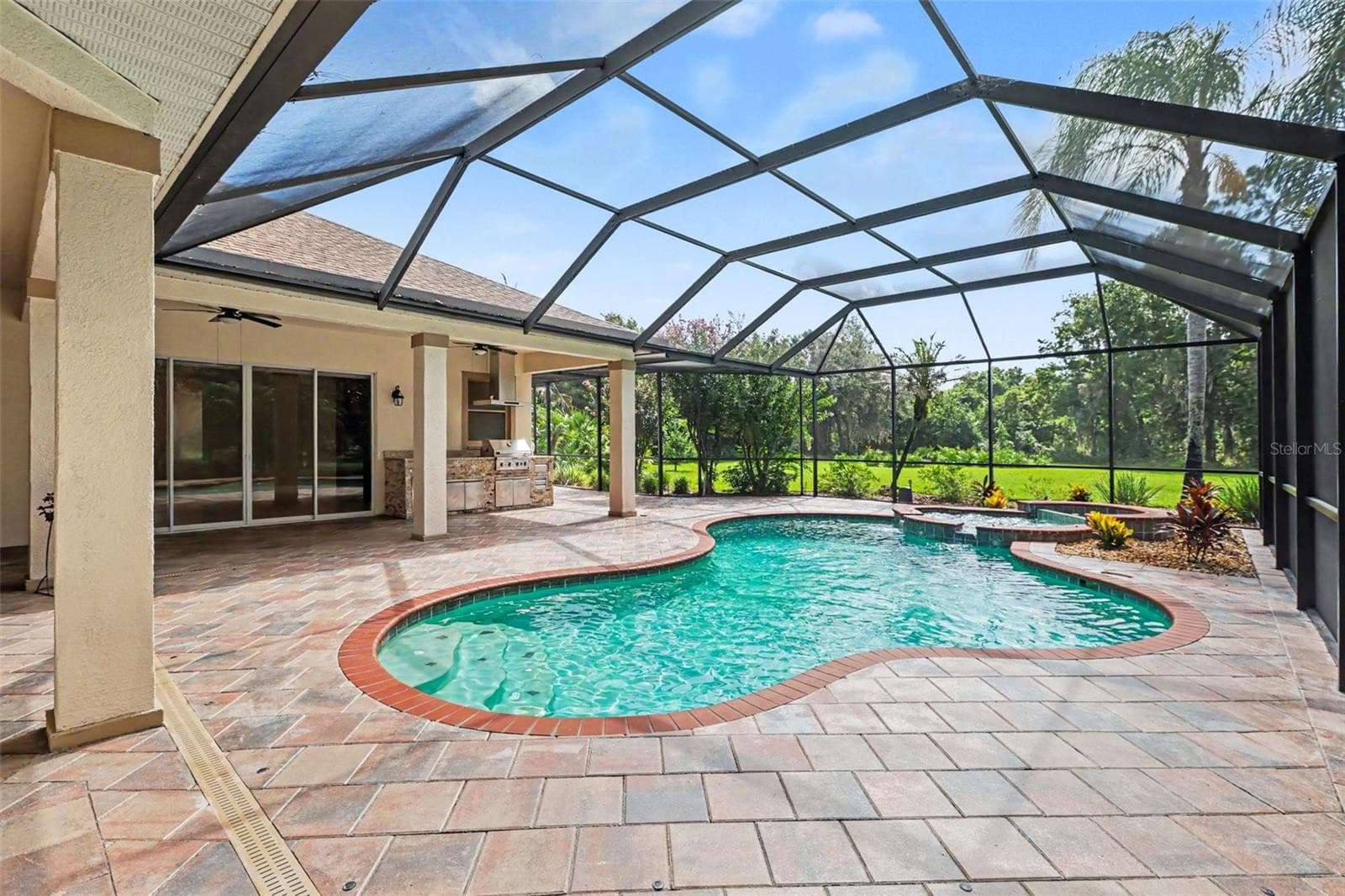 Salt pool with LED lighting - 2912 HAMPTON PLACE CT, PLANT CITY