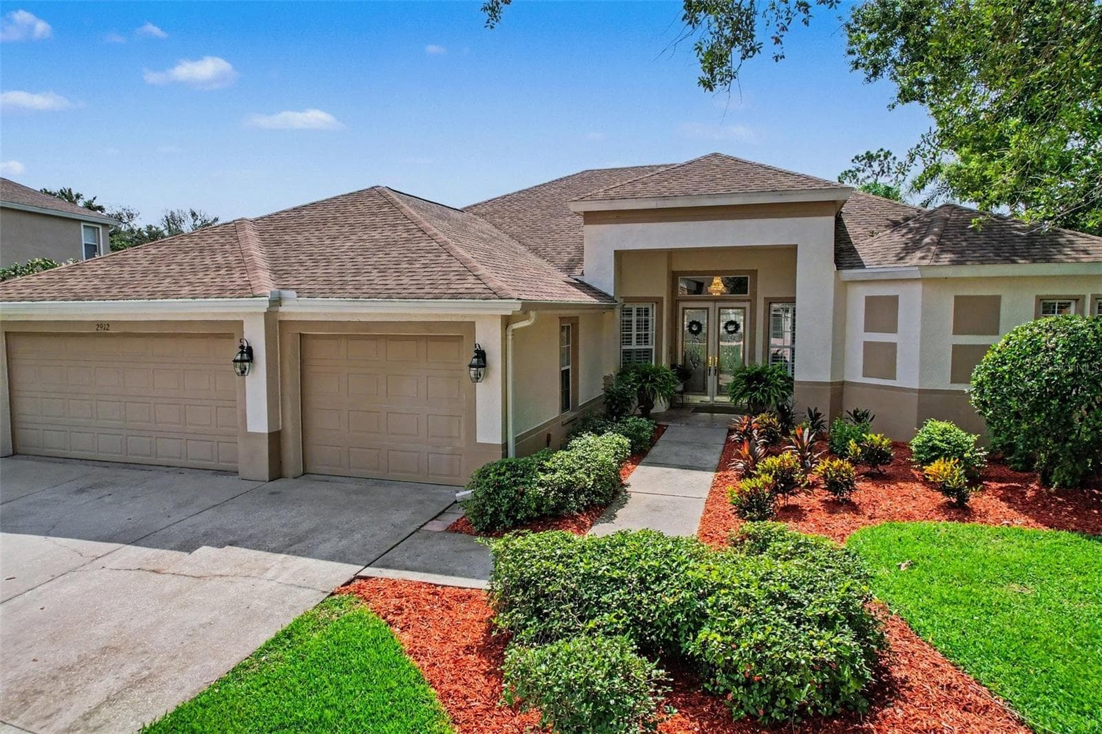 Beautifully landscaped front yard - 2912 HAMPTON PLACE CT, PLANT CITY
