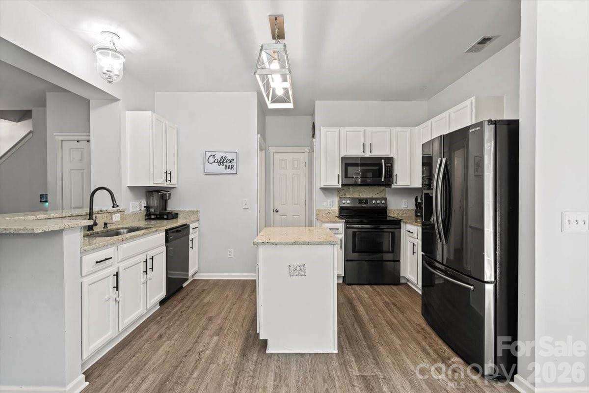 Single Family Residence at 9025 Davis Crossing Court, Charlotte, photo 7 of 24