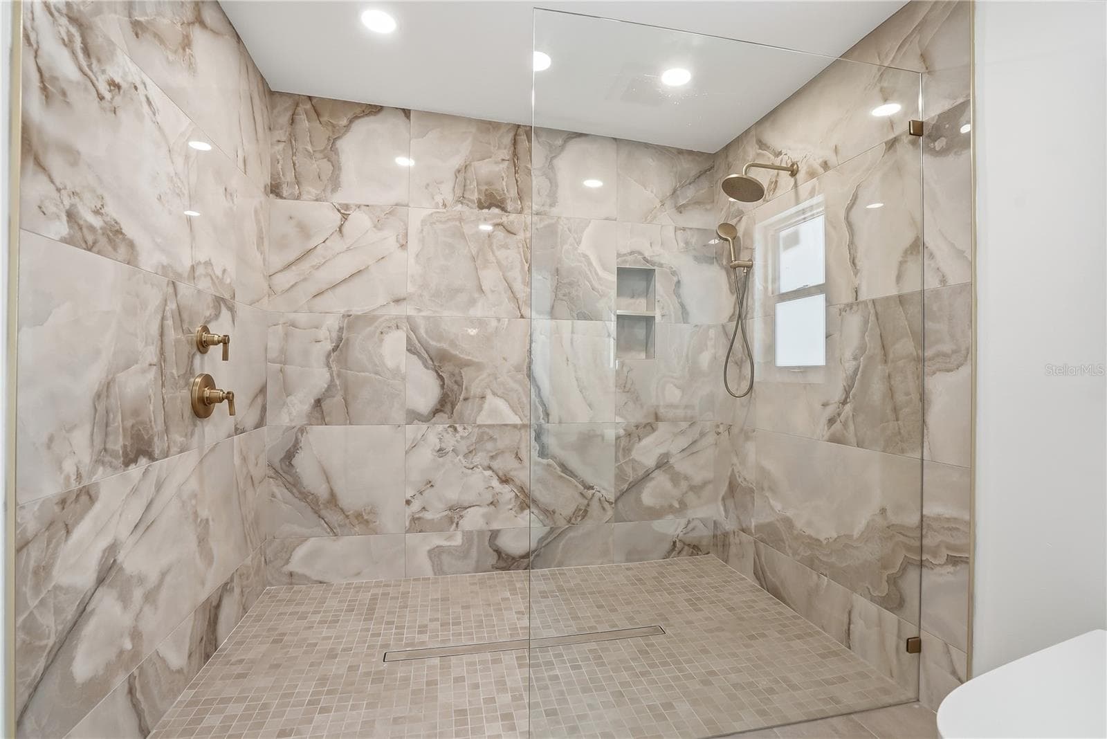 Zero-entry Shower - 3896 42ND AVE S, ST PETERSBURG