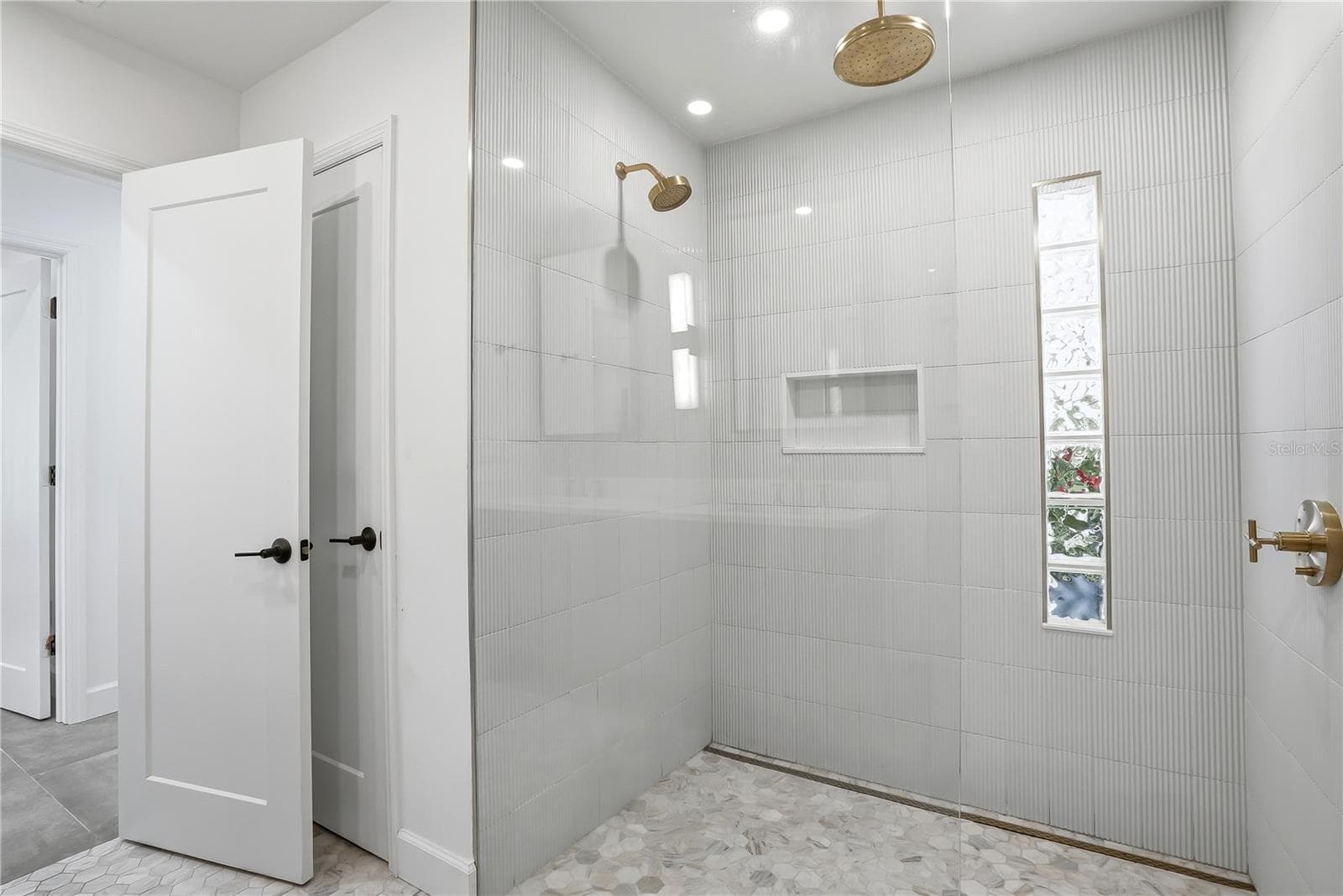 Expansive Guest Shower - 3896 42ND AVE S, ST PETERSBURG