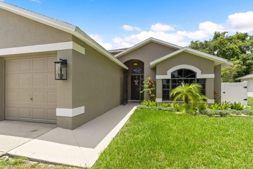 Single Family Residence at 10551 MAGRATH LN, NEW PORT RICHEY, photo 2 of 40