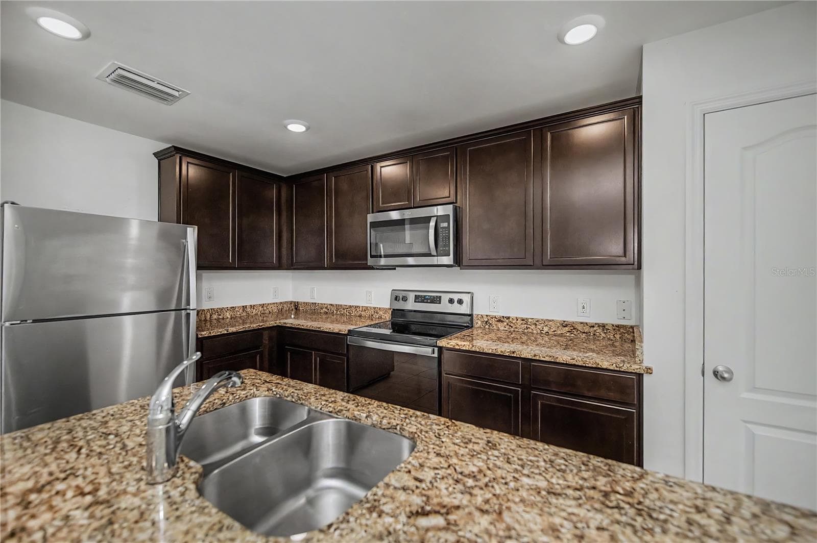 Double Sink with Stainless Steel Appliances - 2555 ATWATER DR, NORTH PORT